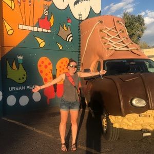 Meet your Posher, Caitlin